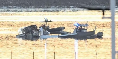Avião colide com helicóptero e mais de 65 pessoas morrem