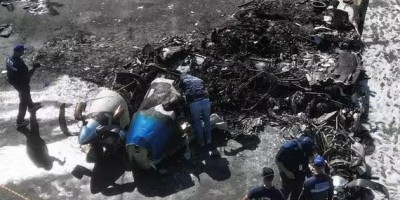 Avião cai em avenida, deixa dois mortos e sete feridos em SP