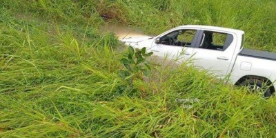 Caminhonete saiu da pista após aquaplanar na BR-429, em RO