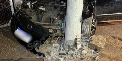 Motorista bate em poste após atropelar casal e tentar fugir