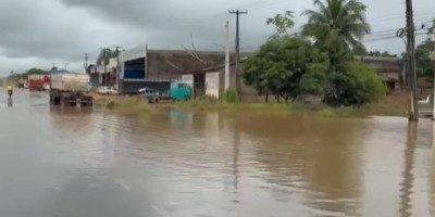 Nível do rio Jaru sobe e alaga trecho da BR-364