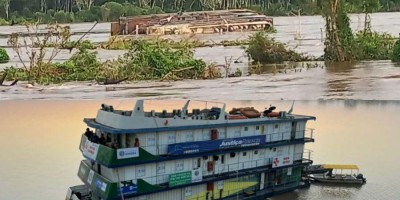 SINISTRO: Barco Hospital do governo afundou em Guajará-Mirim