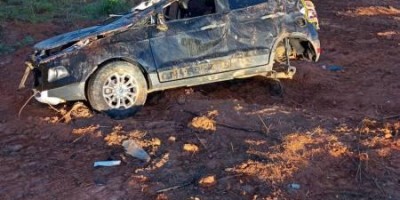 Casal fica ferido após carro capotar na BR-364, em Vilhena