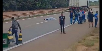 Mulher é atropelada por caminhão ao atravessar BR-364