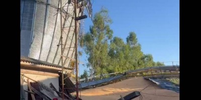 Silo com toneladas de milho cai sobre residência em Vilhena; vídeos