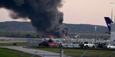 Avião de carga cai perto de aeroporto nos EUA e explode 