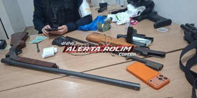 Dois homens foram presos pela equipe da PTRAN da PM por porte ilegal de arma de fogo e...