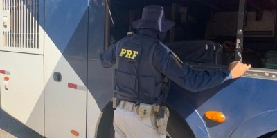 PRF apreende 2,4 kg de droga escondidos em ônibus na BR-364