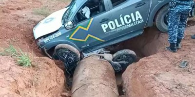 Viatura cai em vala durante perseguição em Ariquemes, RO