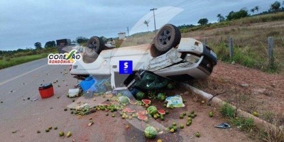 Caminhonete capotou na RO-010 após colisão com outro veículo