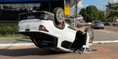 Carro capota no centro de Rolim de Moura após colisão