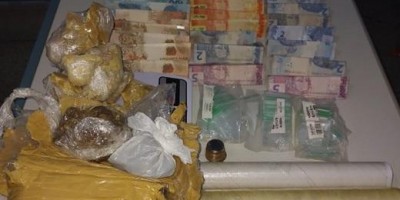 Casal abandona droga mas deixa moto e documentos