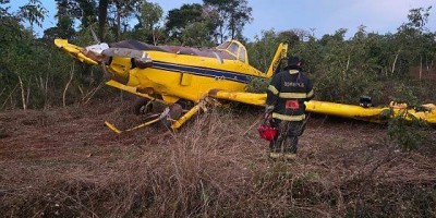 Piloto é socorrido após queda de avião agrícola