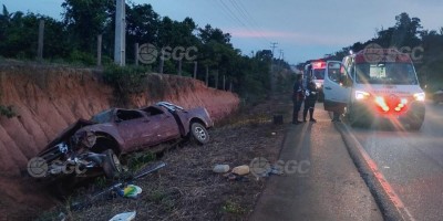 Caminhonete capotada em grave acidente na Estrada da Penal