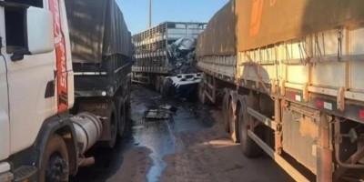Motorista de carreta morre após engavetamento trágico