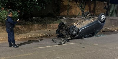 Veículo capota após colidir com carro parado, em Jaru