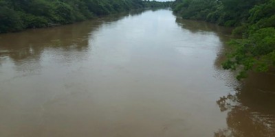 Empresário Pimentense desaparece em rio após embarcação ser atingida por árvore Empresário Pimentense desaparece em rio após embarcação ser atingida por árvore