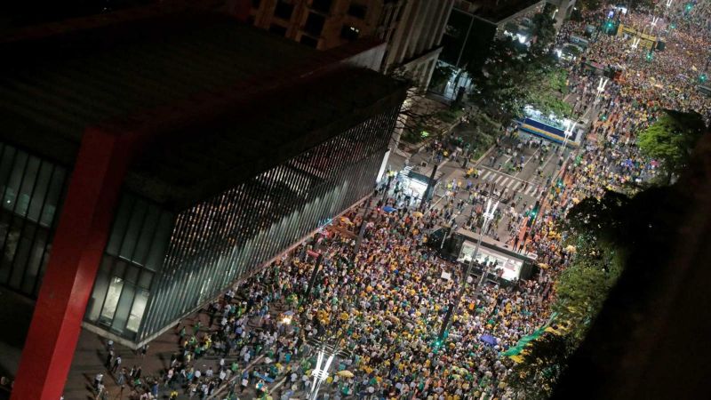 Manifestantes se reúnem em todo o Brasil contra HC de Lula Manifestantes se reúnem em todo o Brasil contra HC de Lula