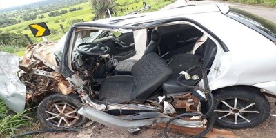 Motorista perde controle de caminhão e atinge carro de passeio na BR-435 em Colorado do... Motorista perde controle de caminhão e atinge carro de passeio na BR-435 em Colorado do...