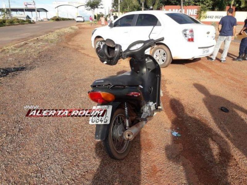 ROLIM DE MOURA: Carro e moto colidem em frente ao parque de exposição e um fica ferido ROLIM DE MOURA: Carro e moto colidem em frente ao parque de exposição e um fica ferido
