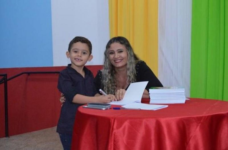 ROLIM DE MOURA: Escola Municipal Balão Mágico realiza noite de autógrafos ROLIM DE MOURA: Escola Municipal Balão Mágico realiza noite de autógrafos