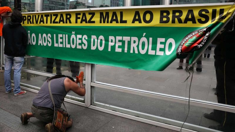 Federação dos petroleiros recua e orienta sindicatos a suspender greve