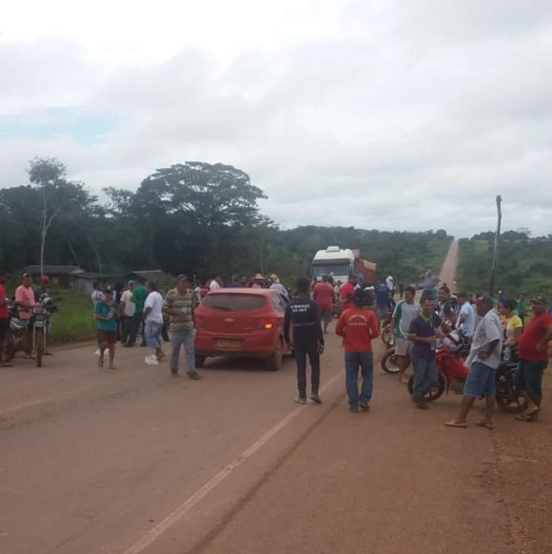 Moradores de Nova Califórnia interditam BR-364 entre Rondônia e Acre