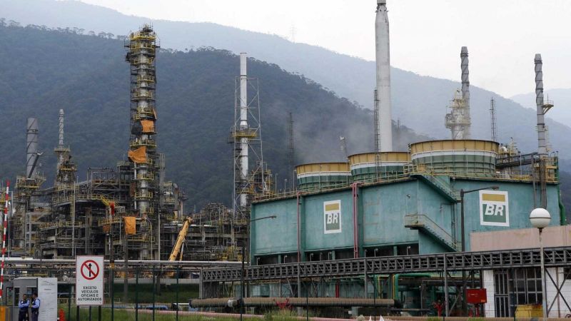 Petroleiros desafiam Justiça do Trabalho e iniciam greve em refinarias
