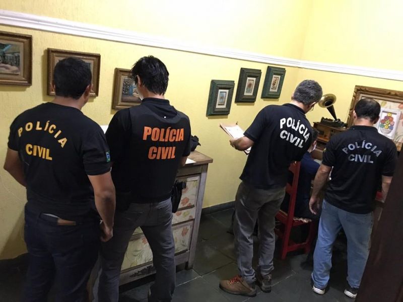 Policiais cumprem mandados para combater a pornografia infantil em RO
