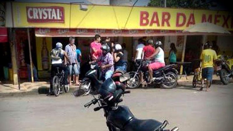 DUPLO ATENTADO: Casal em moto tenta matar clientes a tiros em bar na capital