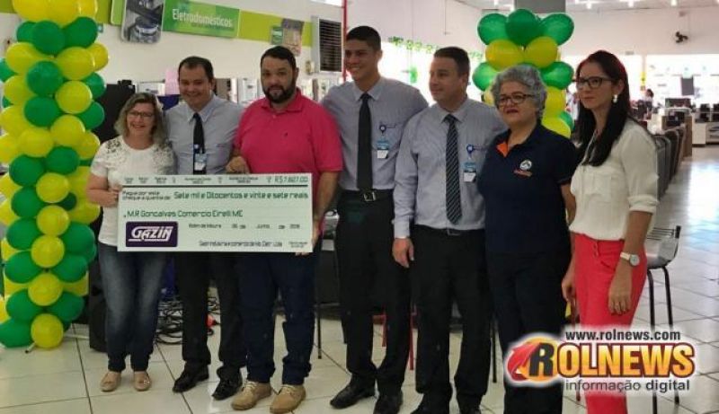Gazin faz entrega de cheques a entidades sociais de Rolim de Moura