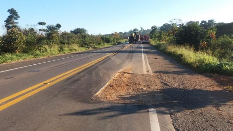 Moto e carreta pegam fogo após acidente entre Alto ParaÃso e Ariquemes, RO