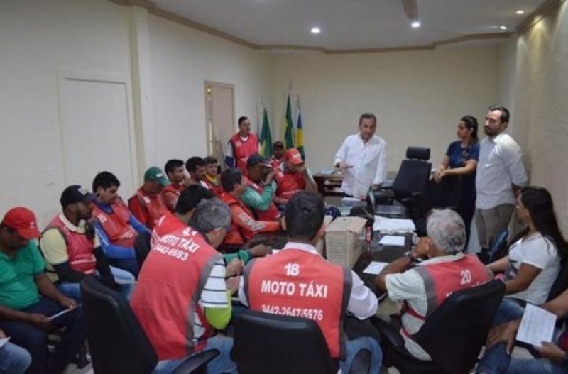 Mototaxistas de Rolim de Moura Participam de curso e recebem alvará deixando-os aptos para exercer a função
