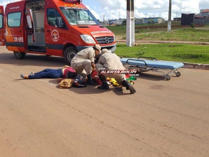 Rolim de Moura - Passageira abre porta de carro estacionado e atinge moto ocupada por dois irmãos