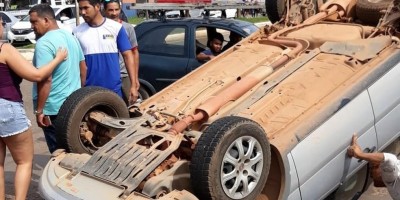 Viatura da Polícia Civil capota após colisão em Porto Velho Viatura da Polícia Civil capota após colisão em Porto Velho