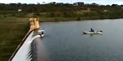 Barco encalha em queda d’água da Barragem do Descoberto e é resgatado