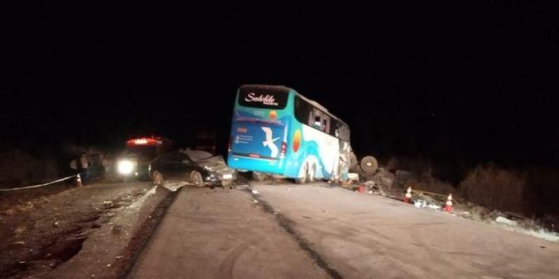 Batida entre carreta, carro e ônibus deixa 4 mortos na BR-163 Batida entre carreta, carro e ônibus deixa 4 mortos na BR-163