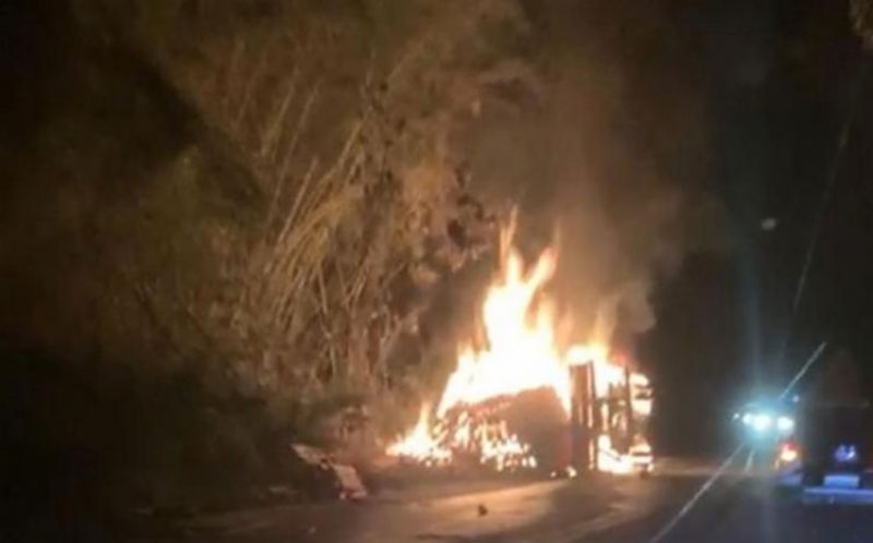 Acidente entre ônibus e caminhão deixa cinco mortos na BR-101