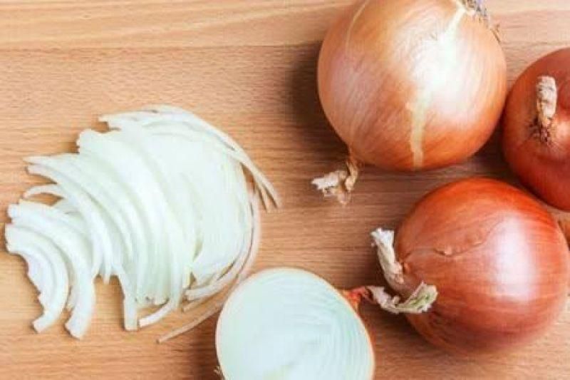 Mãe coloca cebola cortada no quarto para tosse e filho vai para UTI Mãe coloca cebola cortada no quarto para tosse e filho vai para UTI