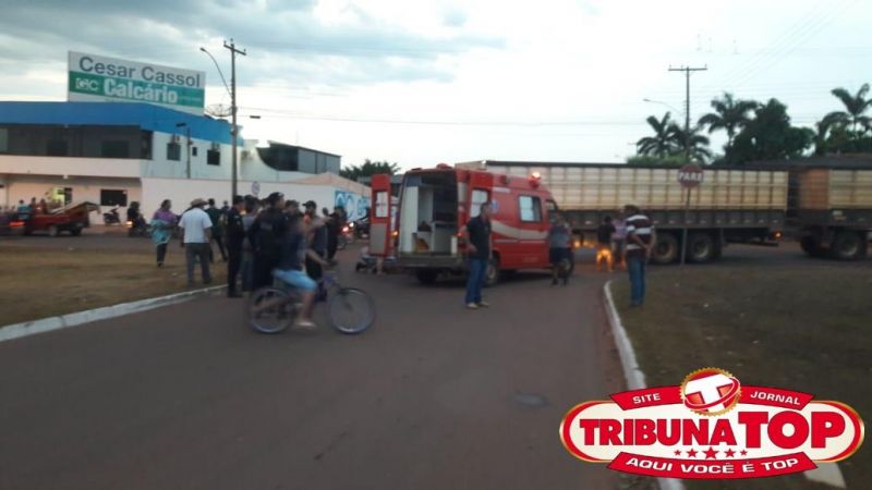 Rolim de Moura – Mulher é socorrida pelos bombeiros após se envolver em colisão entre moto e caminhão boiadeiro Rolim de Moura – Mulher é socorrida pelos bombeiros após se envolver em colisão entre moto e caminhão boiadeiro
