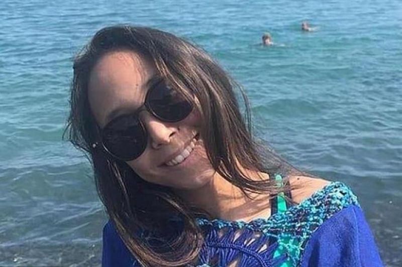 Menina morre enquanto dormia após celular explodir no travesseiro Menina morre enquanto dormia após celular explodir no travesseiro