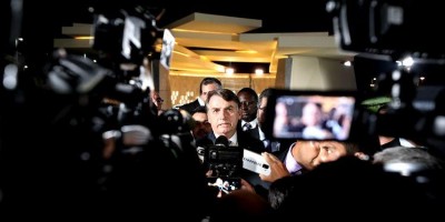 ABANDONOU: Bolsonaro deixa entrevista com pergunta sobre crítica de ministro 