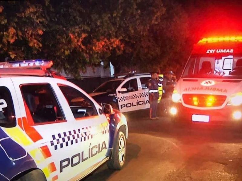 Bando cerca viatura, agride 2 PMs e resgata motoqueiro detido em abordagem Bando cerca viatura, agride 2 PMs e resgata motoqueiro detido em abordagem