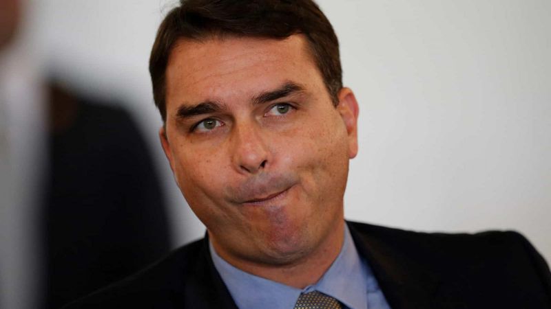 Flávio Bolsonaro contraria decisão do pai e vota por derrubar vetos