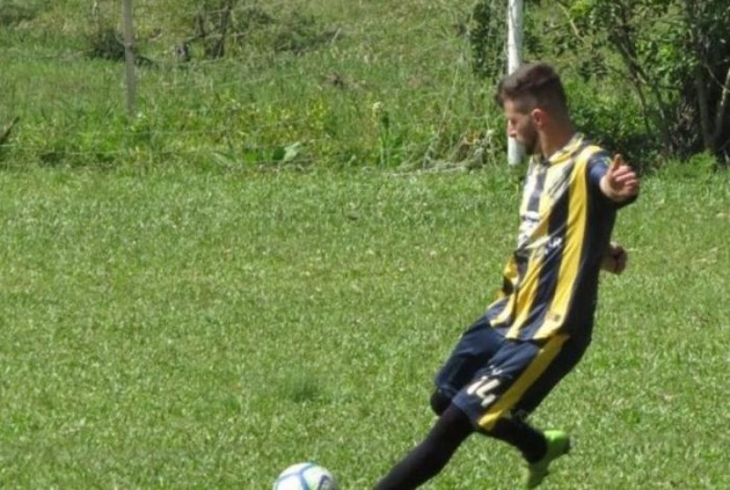 Raio cai em estádio de futebol, mata uma pessoa e fere 14 no Rio Grande do Sul Raio cai em estádio de futebol, mata uma pessoa e fere 14 no Rio Grande do Sul