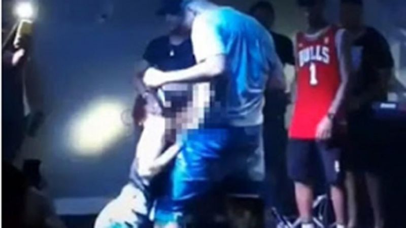 ATO OBSCENO: Duas jovens praticam sexo oral em vocalista de banda de pagode durante show