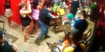Briga por causa 'da conta' acaba com venezuelano e garçom feridos Briga por causa 'da conta' acaba com venezuelano e garçom feridos