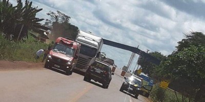 Caminhoneiro é socorrido após ser eletrocutado por fio de alta tensão na BR-364 Caminhoneiro é socorrido após ser eletrocutado por fio de alta tensão na BR-364