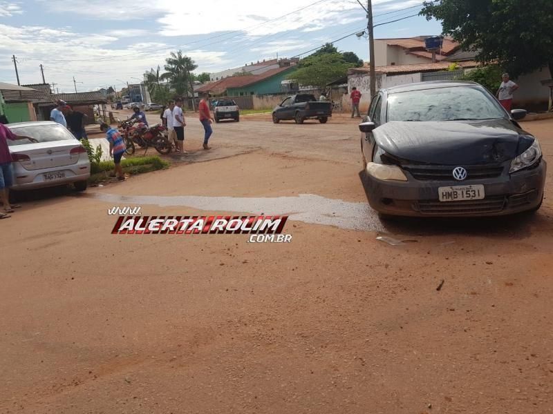 Dois carros colidem no cruzamento da Rua Barão de Melgaço com Avenida São Paulo Dois carros colidem no cruzamento da Rua Barão de Melgaço com Avenida São Paulo
