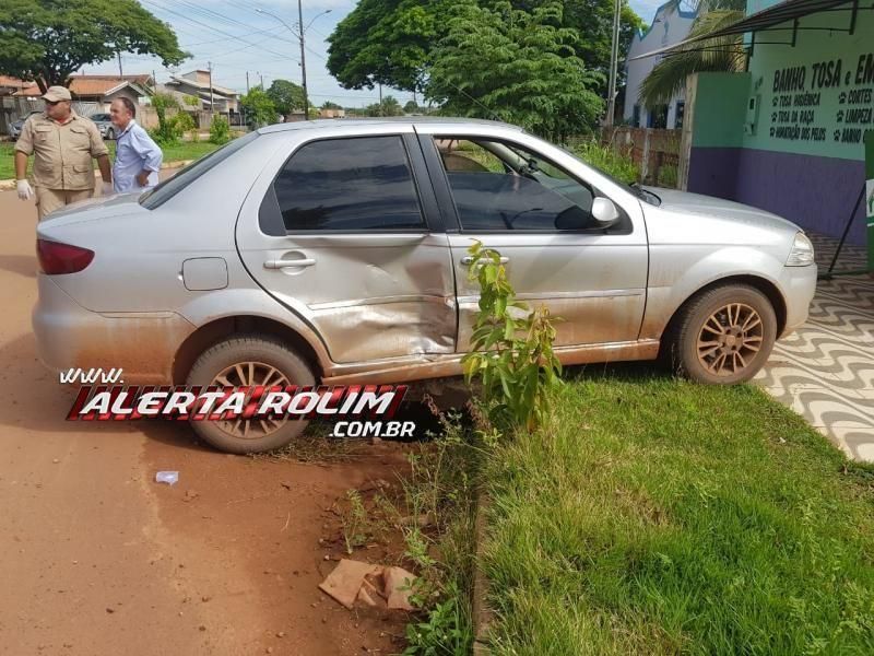 Dois carros colidem no cruzamento da Rua Barão de Melgaço com Avenida São Paulo Dois carros colidem no cruzamento da Rua Barão de Melgaço com Avenida São Paulo
